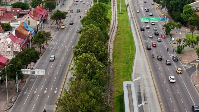 Panor&aacute;mica a&eacute;rea de la Carrera 30  entre las calles 80 y 92 en Bogot&aacute; - Colombia, con una posici&oacute;n de c&aacute;mara picada, mirando los puentes de la calle 92.