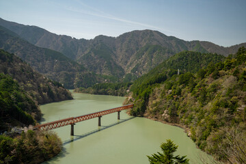 静岡県川根本町　春の奥大井湖上駅の景色