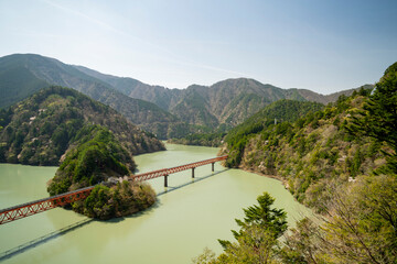 Fototapeta premium 静岡県川根本町 春の奥大井湖上駅の景色