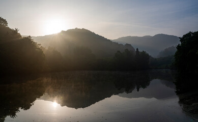 Obraz premium 물안개 피오오르는 5월의 화순 세량지의 아침