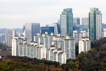Fototapeta premium View of the tall buildings on a cloudy day