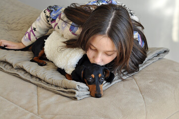 menina com filhote de duchshund fofo , amor canino 