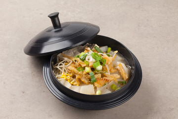  Soup made by tearing dried dried pollack into small pieces, adding green onions, and beating an egg.