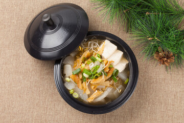  Soup made by tearing dried dried pollack into small pieces, adding green onions, and beating an egg.