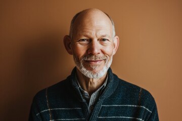 Obraz premium Portrait of a smiling senior man in a blue plaid.
