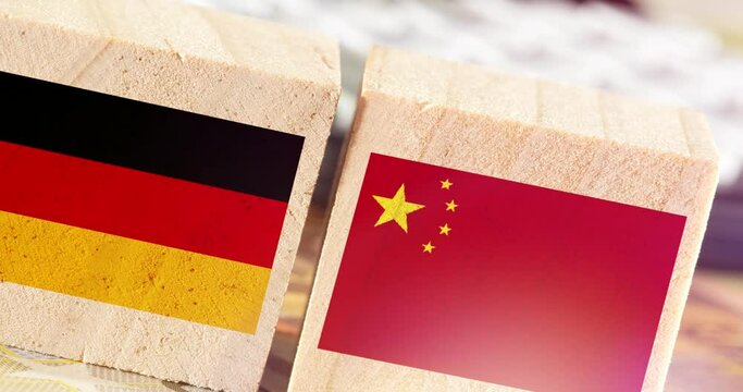 Flaggen von Deutschland und China, Euro Geldscheine und ein Taschenrechner