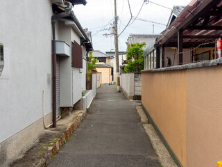 Obraz premium 古い家屋が建ち並ぶ住宅密集地