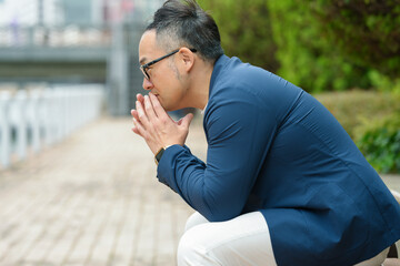 悩むビジネスマン