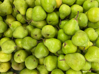 Organic Pears in a market place in Colombia, Peras en una plaza de mercado en Colombia