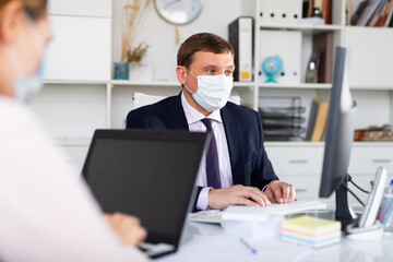 Use of personal protective equipment by office workers in a pandemic virus