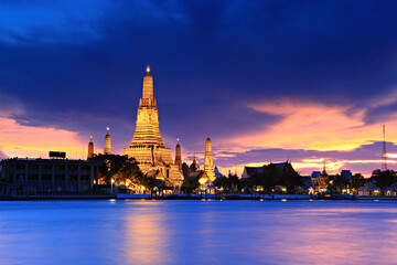 Wat Arun Ratchawararam Ratcha woramahawihan the beauty and highlight of Wat Arun is the Prang which is located on the Chao Phraya River
