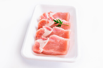 トレーに入った豚ロース肉