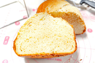 ホームベーカリーで焼いた食パン