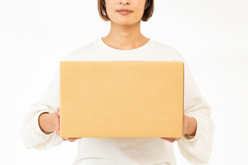 ダンボール箱を持つ女性