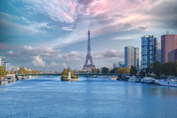 Fototapeta premium Paris, the Grenelle bridge on the Seine, with the liberty statue, and the Eiffel Tower in background 