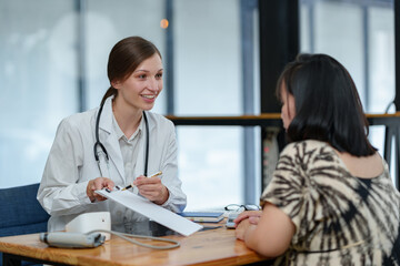 The female doctor keeps an appointment to listen to the results after the physical examination and encourages the patient. Explain medical information Medical and wellness concept