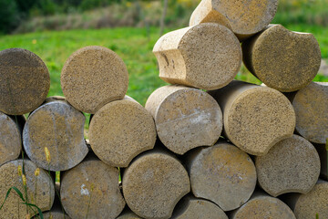 Słupki paliki z kostki brukowej do budowy palisady © Paweł Kacperek