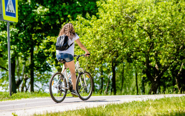 Obraz premium Cyclist ride on the bike path in the city Park 