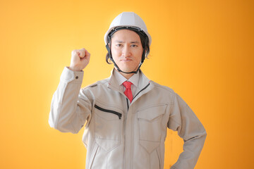 ガッツポーズする作業員男性