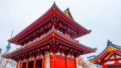 Obraz premium ASAKUSA,TOKYO,JAPAN - APRIL 2024 :the famous Asakusa Dera Sensoji is the oldest Buddhist temple in Tokyo. Originally founded in 645, it forms the center of the Asakusa district.