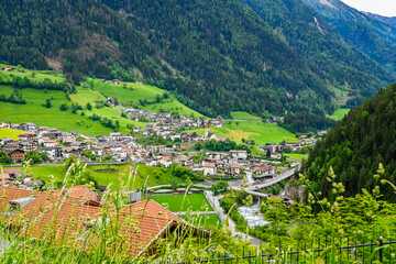 St. Leonhard, Sankt Leonhard, Dorf, Kirche, Passeiertal, Passeier, Jaufenpass, Passstrasse, Alpenpass, Wanderweg, Aussicht, Landwirtschaft, Obstbäume, Passer, Fluss, Berge, Südtirol, Frühling, Italien