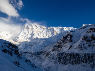 Obraz premium Shot of snow-covered towering mountains reaching high into the sky