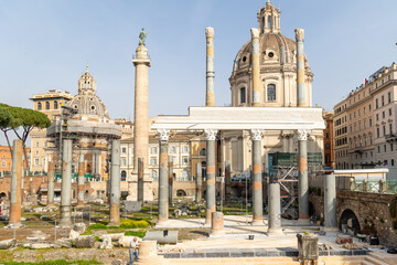 Obraz premium Rome, Italy - April 11, 2024: View of the trajan's column in Rome with tourists crowding its surroundings in Rome, Italy