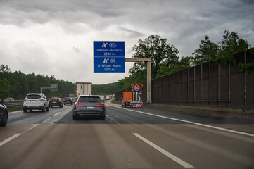 Ein Baustellenfahrzeug auf der Autobahn mit einem Hinweis auf eine Geschwindigkeitsbeschränkung