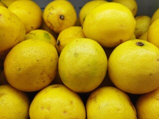 Buying lemon fruit on supermarket