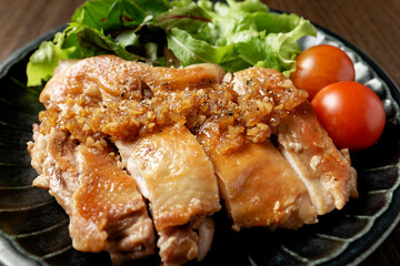 チキンステーキオニオンソースがけ