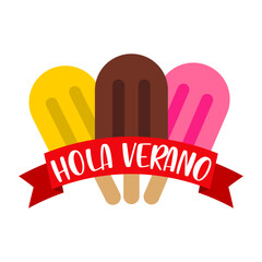 Logo popsicle. Grupo de varios helados de paleta con texto manuscrito Hola Verano en español en bandera de cinta © teracreonte