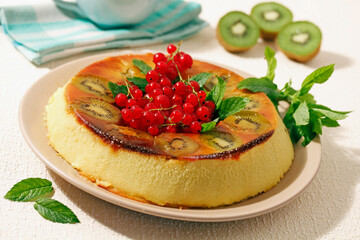 Pudding with kiwifruits and red currants.