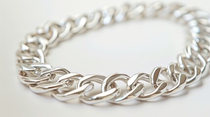 Obraz premium Close up of silver chain on a white backdrop