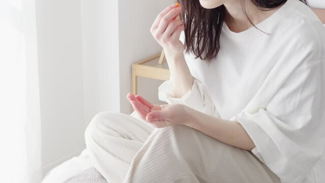 薬を飲む女性