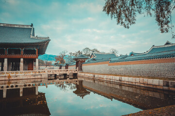 Obraz premium Royal pond in Gyeonbokgung Palace, Seoul, South Korea