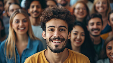 Obraz premium Man in front of Large group of people smiling at camera