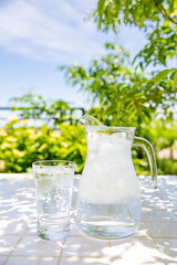 テラスで水分補給　木陰のテーブルで冷たいミネラルウォーターを飲む