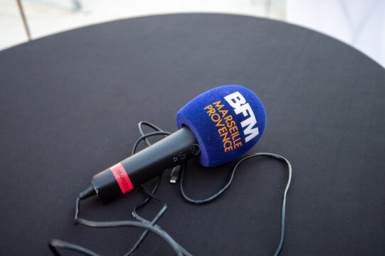 le moicro de la chaine de television d'information continue BFM