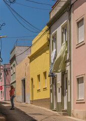 Ruelle ensoleillée avec le linge aux fenêtres à Peniche, Portugal