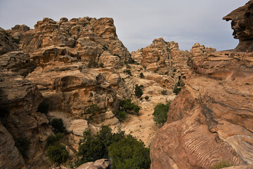 Panoramablick von einem Aussichtspunkt von Klein Petra &uuml;ber die Pittoresken Sandsteingebilde der Berglandschaft,