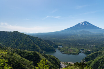 山の上から眺める富士山と精進湖