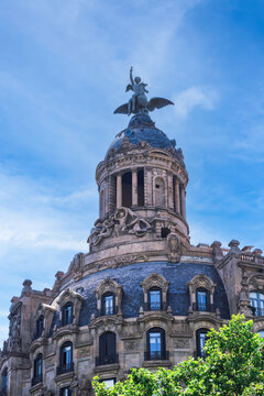 Edifici de la Union y El Fenix Espanol building exterior view with sculpture on rooftop, Barcelona, Catalonia, Spain