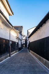 春の朝、倉敷美観地区なまこ壁の並ぶ路地（岡山県倉敷市）