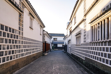 春の朝、倉敷美観地区なまこ壁の並ぶ路地（岡山県倉敷市）