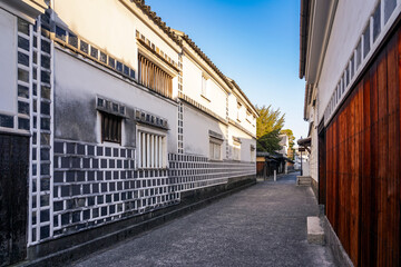 春の朝、倉敷美観地区なまこ壁の並ぶ路地（岡山県倉敷市）