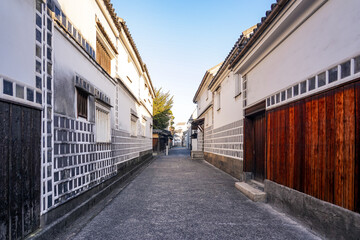 春の朝、倉敷美観地区なまこ壁の並ぶ路地（岡山県倉敷市）