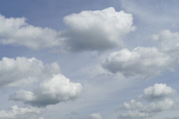 Weisse Wolken, grau-blauer Himmel, Hintergrundbild, Deutschland