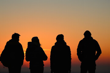 Fototapeta premium people overlooking a sunrise