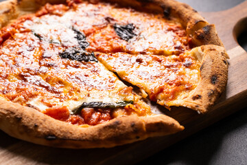 まな板の上の焼きたてのピザ　食べ物イメージ