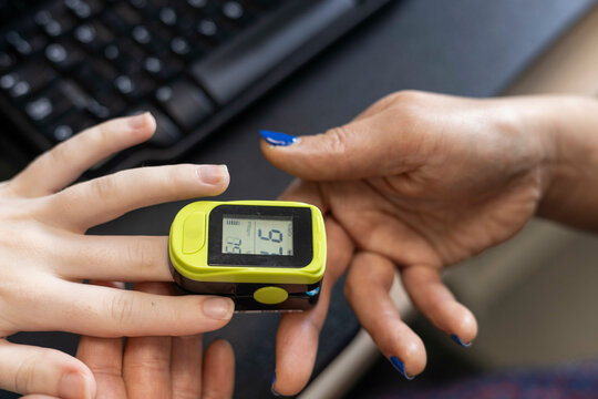 Checking blood oxygen saturation with a pulse oximeter